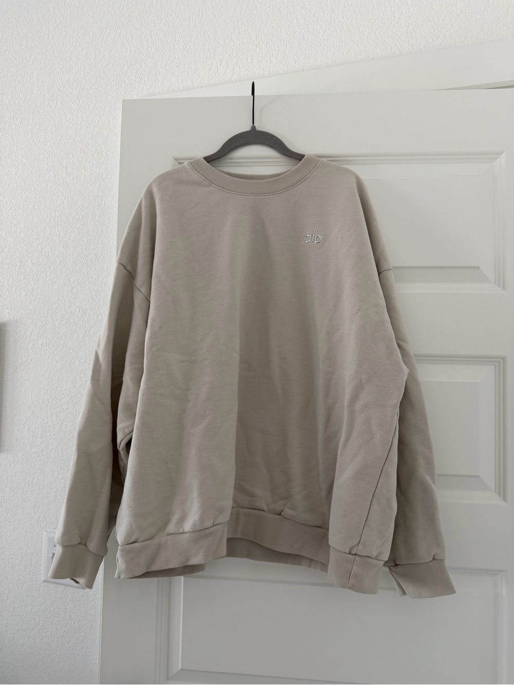 Alo Crewneck Sweatshirt in Light Taupe